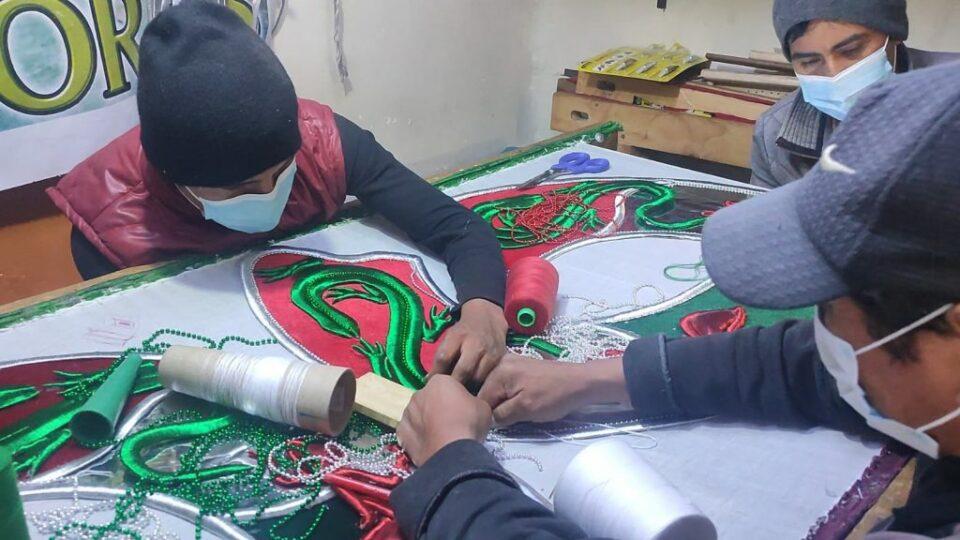 Reclusos de Oruro trabajan a contrarreloj para entregar bordados de trajes del Carnaval
