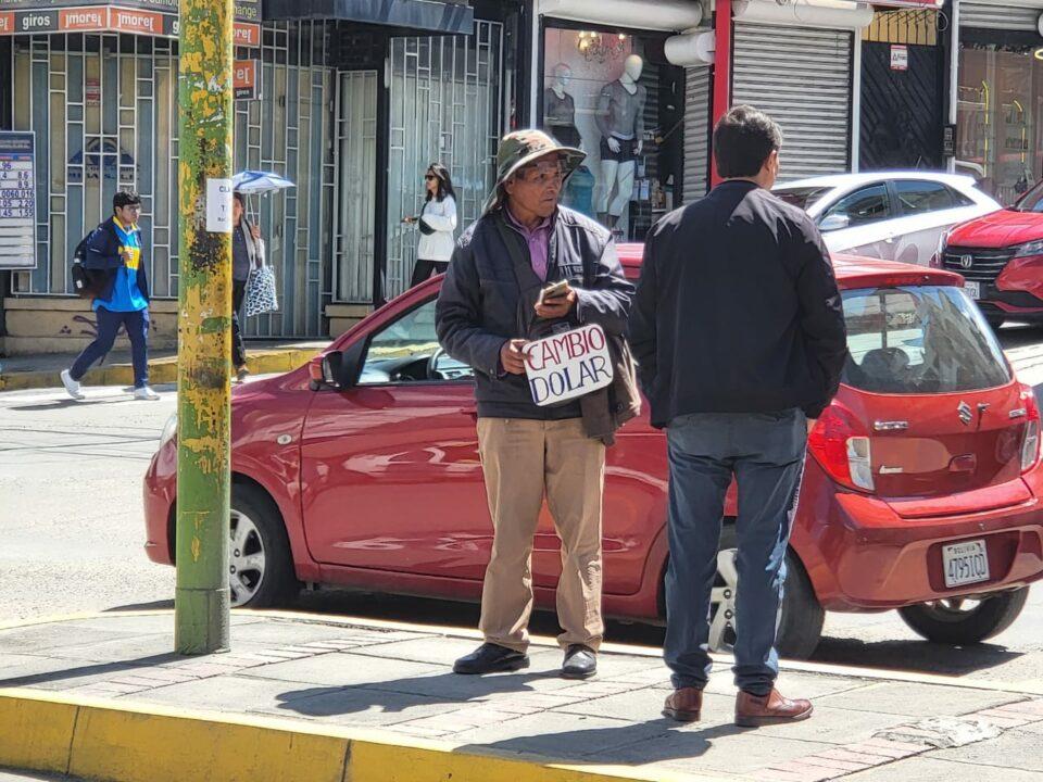 Debido a la escasez del dólar el mercado paralelo se asienta en las calles