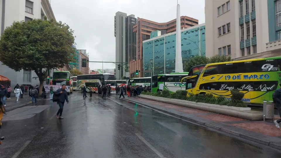 Transportistas retiraron sus protestas del centro paceño, luego de una reunión con el ministro de Obras Públicas