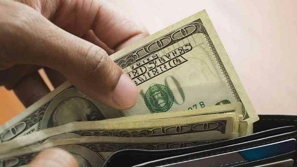 Investigación económica respaldada por redes sociales muestra descenso en el precio del dólar