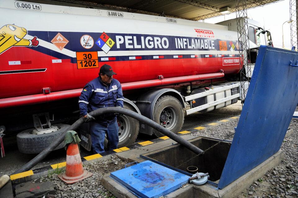 YPFB ingresó al país 400 cisternas para abastecer con 14 millones de litros de gasolina y diésel al departamento de Santa Cruz