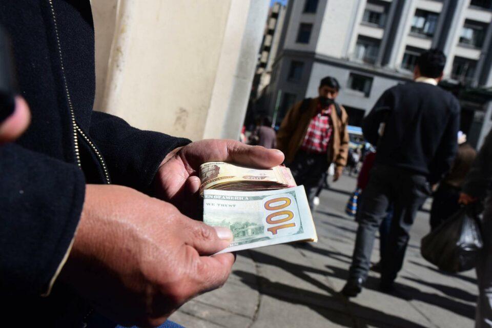 Defensa del Consumidor en coordinación con la ASFI, el BCB y la Policía controlarán la compra y venta de dólares para frenar la especulación