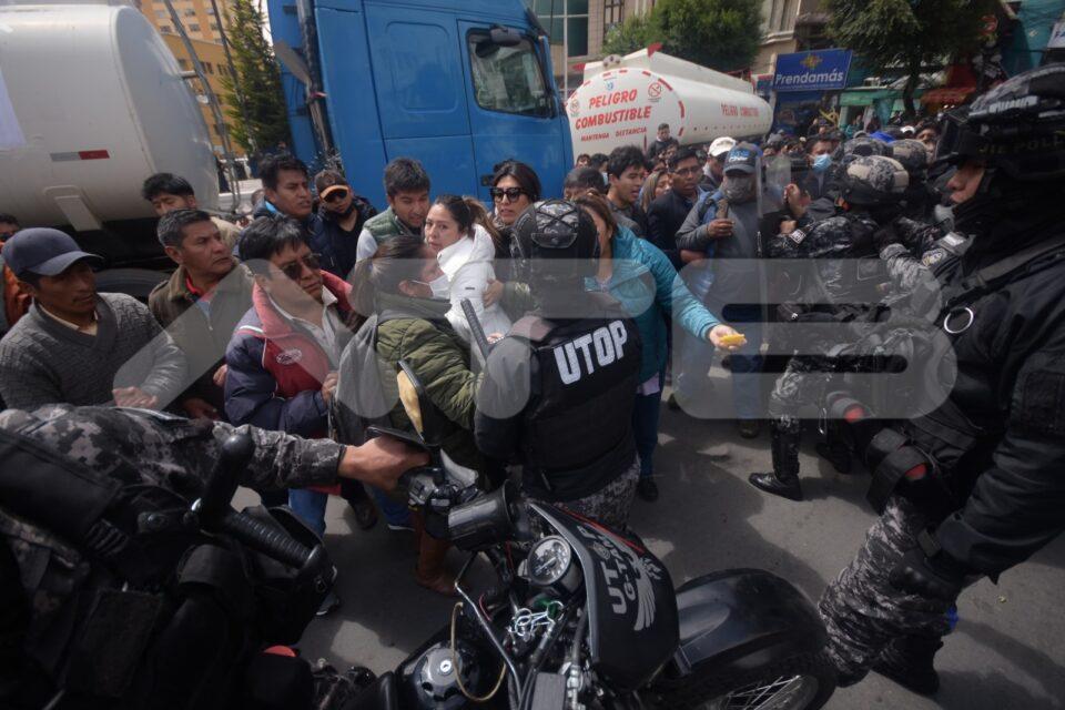 Tensión en la Plaza del Estudiante de La Paz por conflicto entre transportistas y policías