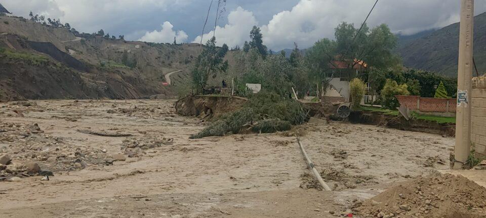 Emergencia en Umamanta: Crecida del río provoca colapso de viviendas y despliegue de bomberos