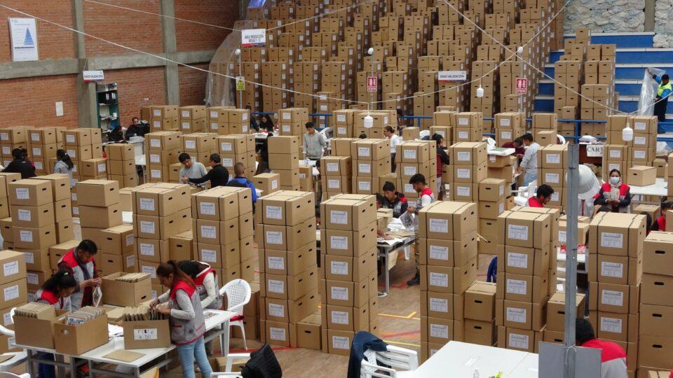 Más de 17 mil cajas censales llegan a Cochabamba