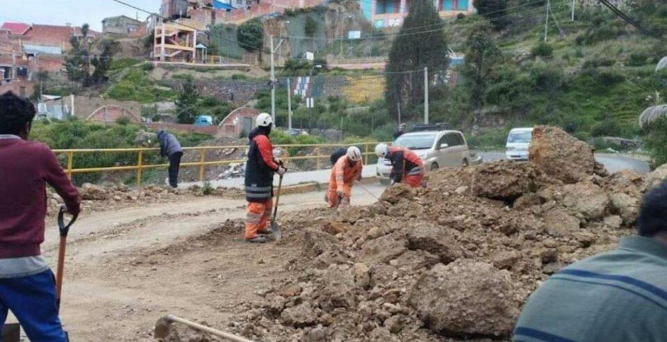 “Hubo desprendimiento de talud aproximadamente a las cinco de la tarde, el grupo de emergencia de la subalcaldía ha reaccionado inmediatamente y se ha tenido el apoyo del Grupo de Atención a Emergencias Municipales GAEM, y la Guardia Municipal, estamos habilitando la vía, se ha realizado el retiro del material”, dijo el subalcalde de Cotahuma, Fausto Terrazas. Fueron cerca de 30 cubos de tierra que se retiraron en un trabajo con pala, picota y carretilla tratando de habilitar la vía para la circulación vehicular. A las 22:00 y con el apoyo de personal de la Secretaría Municipal de Resiliencia y Gestión de Vulnerabilidades, además de la Secretaría Municipal de Infraestructura Pública, se logró el retiro de todo el material. “Tenemos un grupo bien conformado de técnicos y obreros que está reaccionando ante cualquier eventualidad de forma inmediata, prueba de eso es se está atendiendo diferentes problemas menores en Cotahuma y en toda la ciudad, a la cabeza de nuestro alcalde Iván Arias, se está trabajando de esa manera”, evaluó el subalcalde.