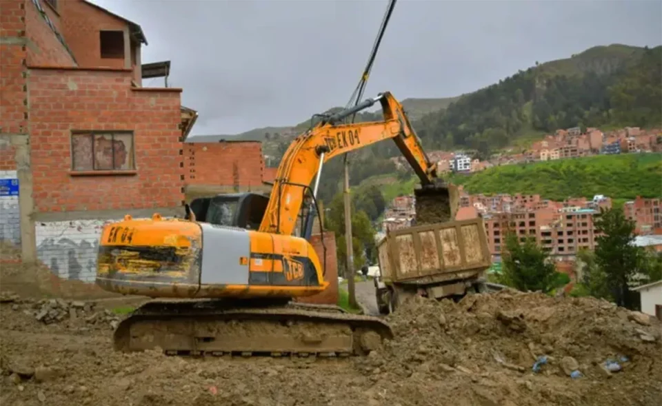 La ANH despachó 19.000 litros de diésel destinado a la maquinaria pesada de la Alcaldía de La Paz que atiende emergencias por lluvias