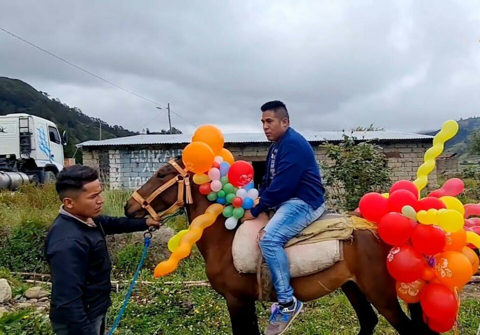 Jóvenes a caballo: la tradición carnavalesca en Candelaria