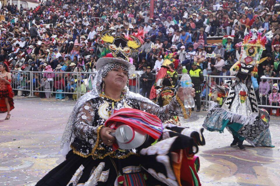 Fotos: Presentación de la danza Waka waka con la fraternidad Waca Tokoris Urus