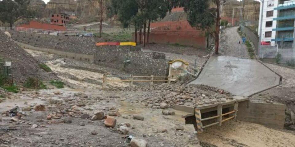 Las intensas lluvias afectaron a la zona de Irpavi II, donde se reportó la caída de la infraestructura de un puente