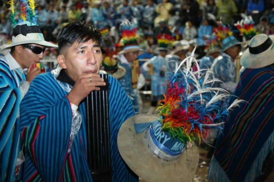 Fotos: El conjunto folclórico "Zampoñeros Kory Majtas" engalanó la noche en el Carnaval de Oruro 2024.