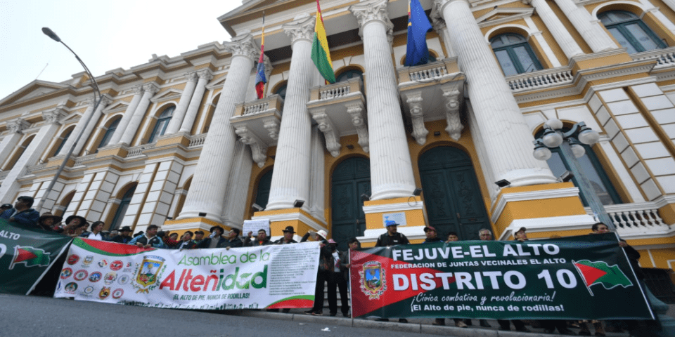 Juntas Vecinales de El Alto se declaran en emergencia y exigen al Legislativo la aprobación del crédito para el mejoramiento del tramo Senkata – Apacheta