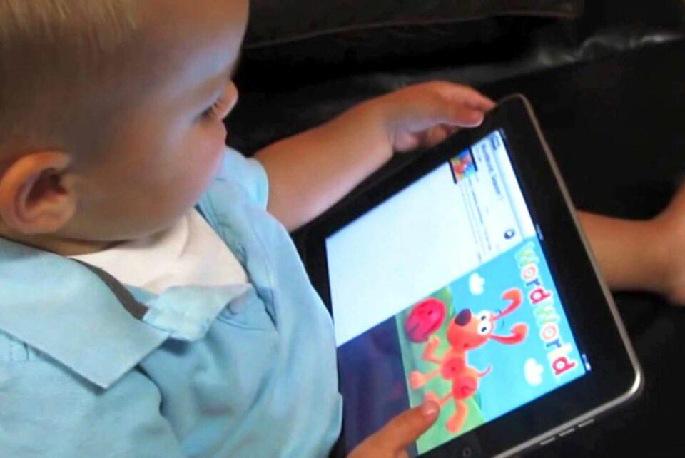 Pasar demasiado tiempo frente a una pantalla podría afectar el desarrollo verbal de los niños