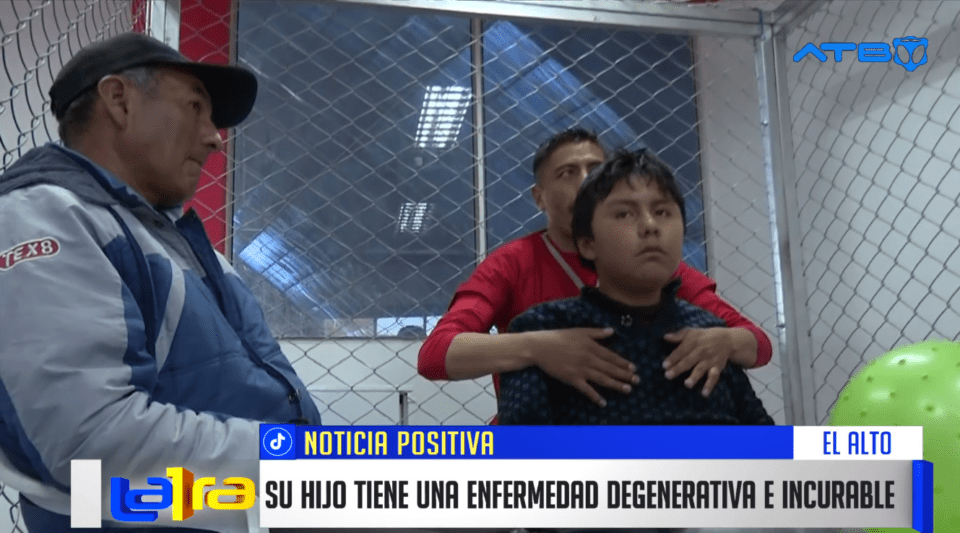 Gonzalo Charca, un padre ejemplar de 55 años, demuestra su amor incondicional al viajar de un extremo a otro de la ciudad de El Alto para llevar a su hijo a sus sesiones de rehabilitación. Su hijo, quien ha perdido la movilidad de su cuerpo, encuentra en su padre un apoyo constante y dedicado. Esta conmovedora historia resalta el sacrificio y la devoción de un padre que haría cualquier cosa por el bienestar de su hijo, inspirando a todos con su extraordinario acto de amor filial.