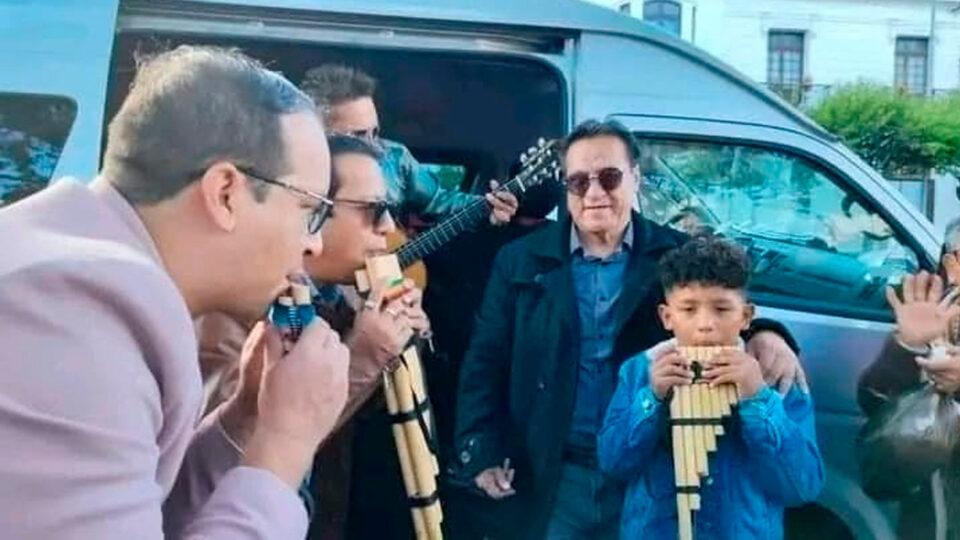 Agrupación Bonanza homenajea al niño que se viralizó tocando la quena desde un árbol