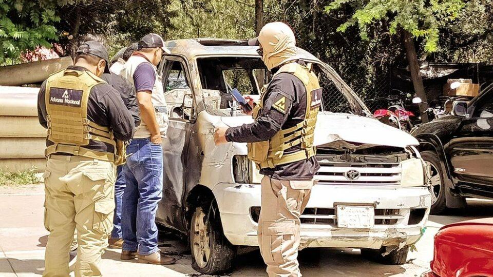 Auto arde en llamas: acopiaba combustible de manera ilegal y una mujer termina detenida