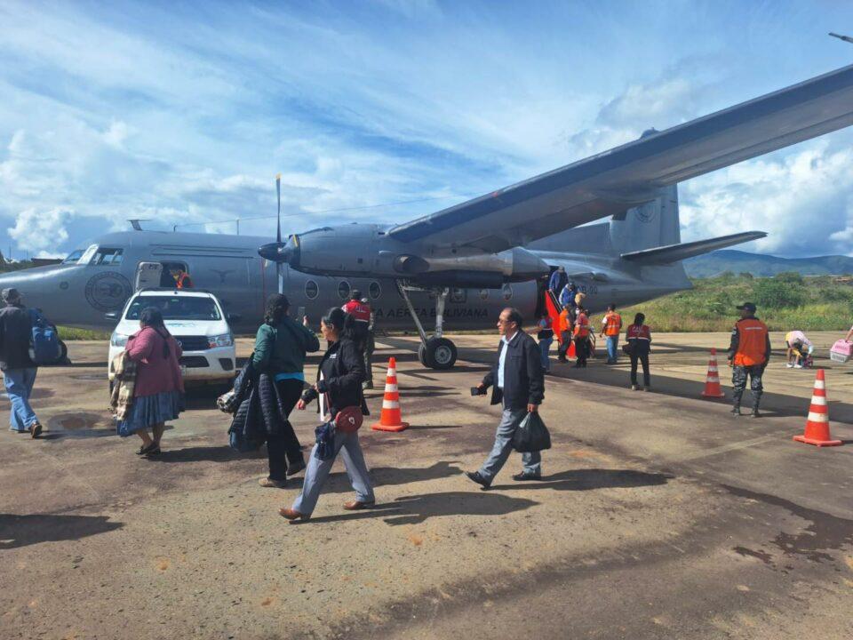 FAB activa vuelos solidarios Apolo – La Paz por inundaciones que afectaron vías “de manera significativa”