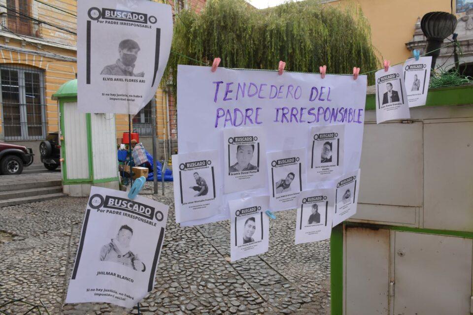 Colectivo Ciberwarmis exhibe a padres deudores de asistencia familiar con el "tendedero del padre irresponsable"