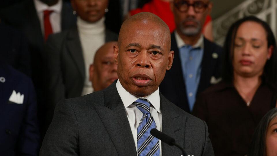 Acusan al alcalde de Nueva York de haber agredido sexualmente a una mujer