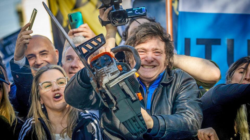 "Motosierra y licuadora": Milei anticipa que eliminará otros 70.000 empleos del Estado