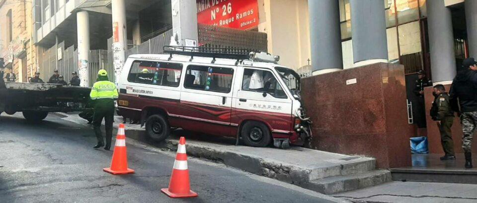 Minibús colisiona contra un pilar del TDJ dejando 11 heridos
