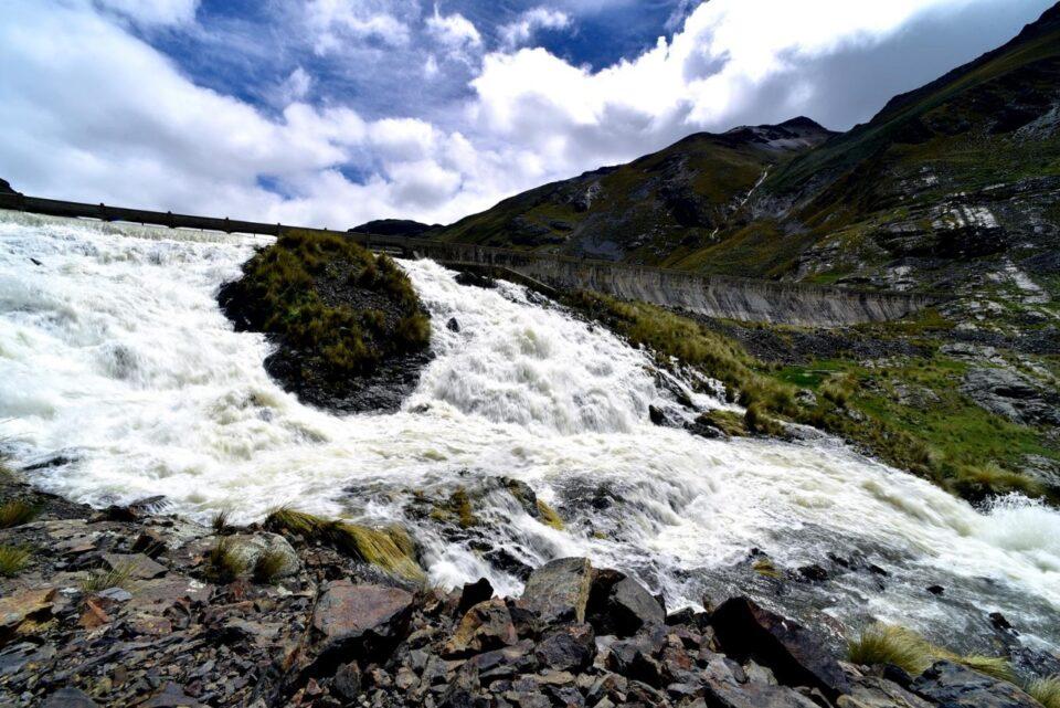 Represas desbordadas por las lluvias durarán tres semanas más