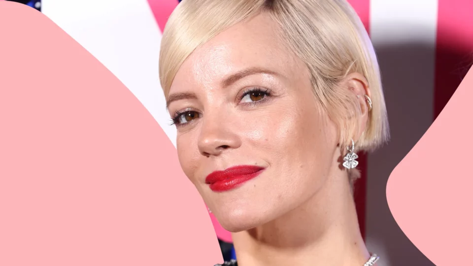 La cantante británica de pop Lily Allen dijo que sus hijas la "completan", pero que tenerlas "arruinó totalmente" su carrera. Cuando le preguntaron en el podcast de Radio Times si había tenido que replantearse su estrategia profesional después de tener a sus hijas, Allen respondió: "En realidad nunca tengo una estrategia en lo que concierne a mi carrera, pero sí, mis hijas arruinaron mi carrera". "Quiero decir, las amo y me completan, pero, en términos de estrellato pop, la arruinaron totalmente", dijo Allen bromeando durante la entrevista, que se publicó este martes. "Realmente me molesta cuando la gente dice que puedes tenerlo todo porque, francamente, no puedes", añadió la cantante. "Algunas personas eligen su carrera por encima de sus hijos y ese es su privilegio". Allen ha cosechado la mayor parte del éxito de su carrera en el Reino Unido, con tres éxitos número uno y 15 en los 40 principales. Su álbum debut "Alright Still", que incluía "Smile" y "LDN", la catapultó a la fama y le entregó una nominación al mejor álbum de música alternativa en los premios Grammy de 2008. Martin Scorsese disfruta de la interpretación de Ryan Gosling de "I'm Just Ken" en los Oscar Allen, de 38 años, dijo que decidió apartarse de su carrera y centrarse en la crianza de sus dos hijas, que comparte con su exmarido Sam Cooper, porque sus padres fueron "bastante ausentes" cuando ella era niña. Los padres de Allen, el actor Keith Allen y la productora de cine Alison Owen, trabajaban en la industria del entretenimiento. La cantante es hermana del actor de "Game of Thrones" Alfie Allen. "Siento que eso realmente dejó algunas cicatrices desagradables que no estoy dispuesta a repetir [en mis hijas]", dijo Allen. "Opté por dar un paso atrás y concentrarme en ellas, y me alegro de haberlo hecho porque creo que son personas bastante completas". Allen vive actualmente en Nueva York con sus hijas y su marido, la estrella de "Stranger Things" David Harbour, con quien se casó en 2020.