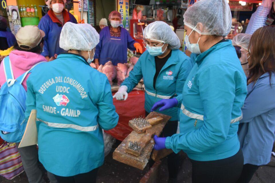 Hallan utensilios en mal estado en puestos de venta de pescado