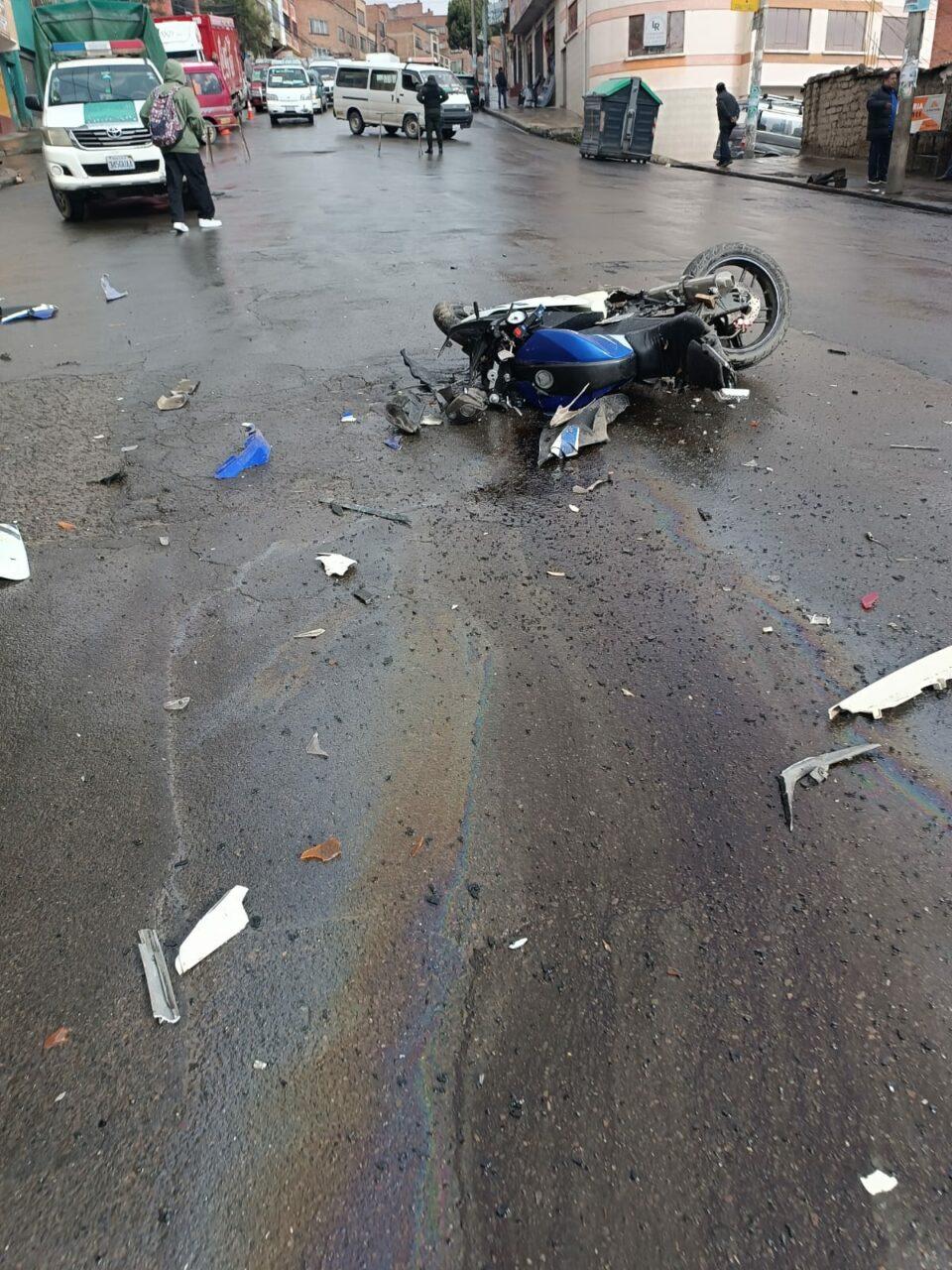 Accidente en la avenida Entre Ríos: Minibús colisiona con dos vehículos y una moto, dejando heridos