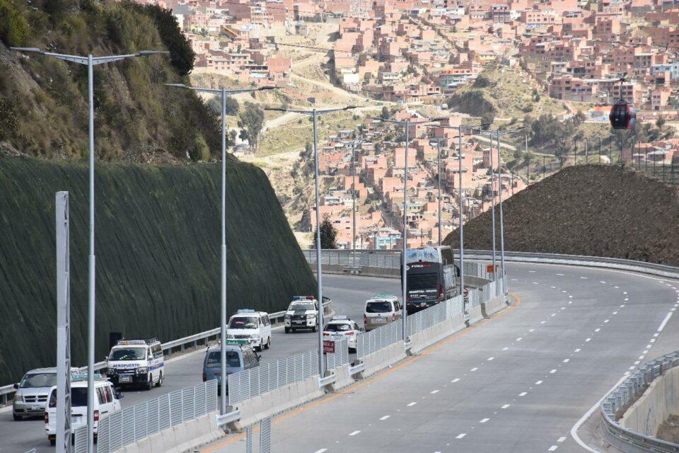 Colisión múltiple en la autopista La Paz-El Alto deja dos heridos