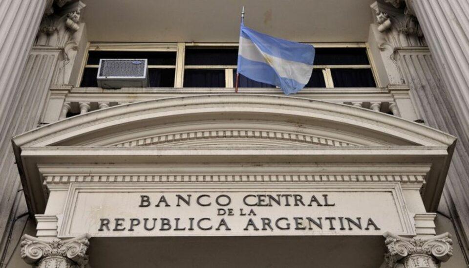 El Banco Central de Argentina reduce la tasa de interés de un 110 % al 80 %