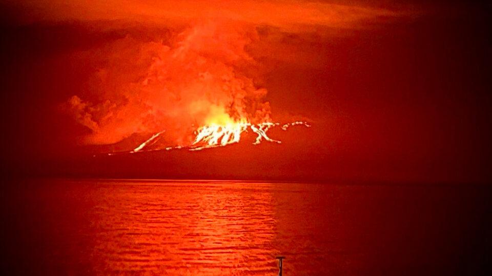 Científicos a bordo del Arctic Sunrise documentaron la erupción del volcán La Cumbre, en la isla Fernandina
