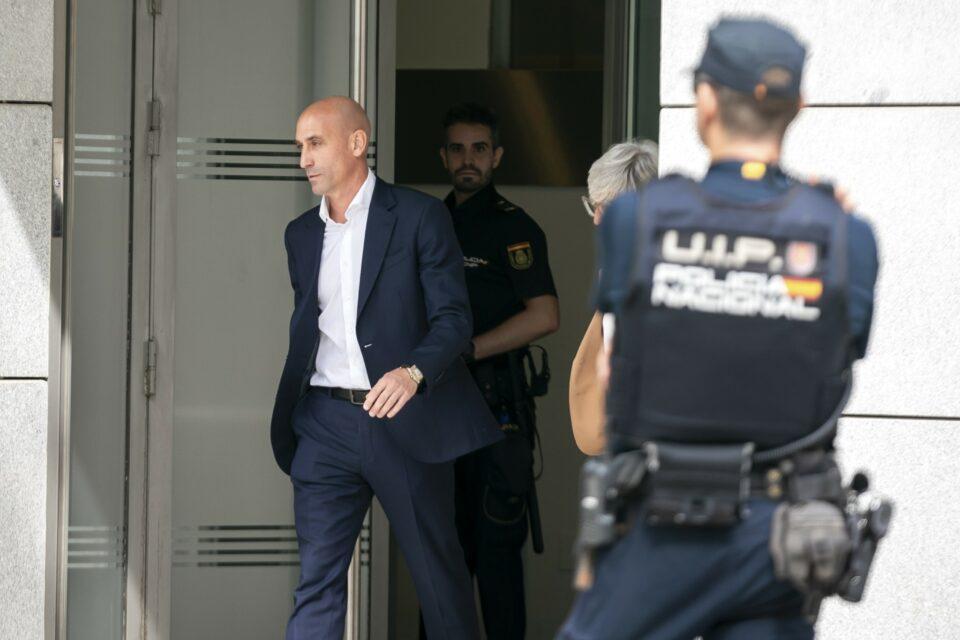 Ordenan arresto de Luis Rubiales, exjefe del fútbol español