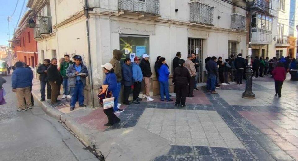 Potosí: Largas filas para adquirir entradas para el partido entre Nacional Potosí y Boca Juniors