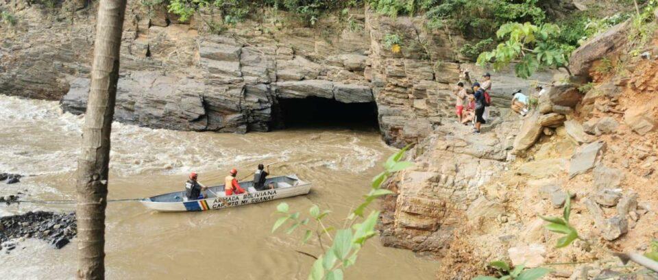Rescatan a joven que pasó 7 días en una caverna tras ser arrastrado por el río en Guanay