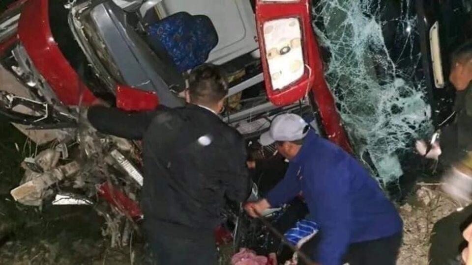 Aprehenden a chofer que invadió carril provocando la muerte de cuatro personas y veinticinco heridos en la ruta Potosí-Sucre