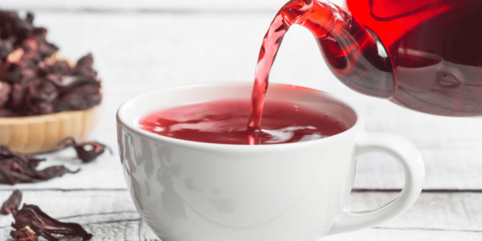 Los cinco beneficios de tomar té de flor de Jamaica en la noche y cómo prepararlo