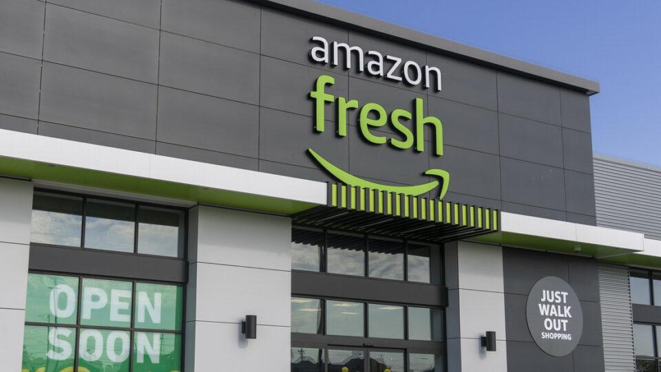 Inteligencia no tan artificial: tiendas robotizadas de Amazon requerían más de 1.000 personas en la India