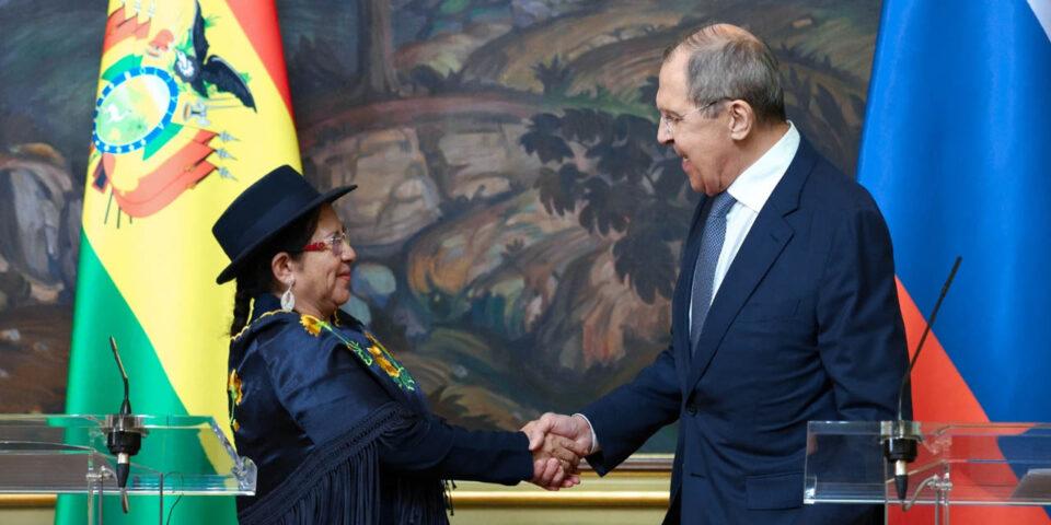 Rusia, que ostenta la presidencia del grupo Brics, aboga con los países miembros del bloque para que Bolivia sea parte del colosal acuerdo económico, anunció el ministro de Exteriores de Rusia, Serguéi Lavrov. Lavrov se reunió ayer en Moscú con su par boliviana, Celinda Sosa, quien cumple una visita oficial a la Federación de Rusia y donde reafirmó la determinación del gobierno del presidente Luis Arce de unirse al grupo de países conocido como Brics, cuyos miembros fundadores son Brasil, Rusia, India, China y Sudáfrica, y a los que se unieron Arabia Saudita, Egipto, Emiratos Árabes Unidos, Etiopía e Irán.