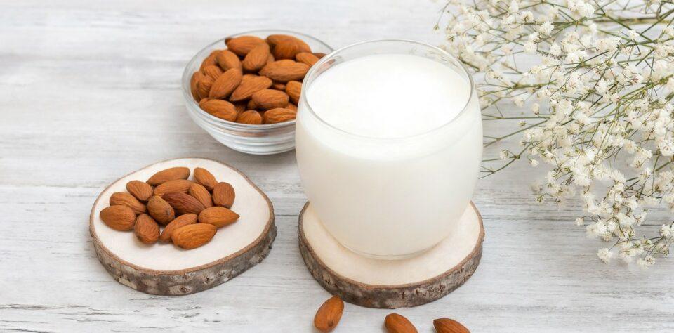 Cuáles son los beneficios de la leche de almendras