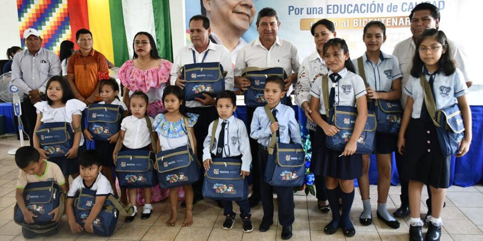 El Gobierno nacional, a través del Ministerio de Educación, entregó mochilas con material escolar para los estudiantes que fueron afectados por el desborde del río Acre, en el departamento de Pando, el mes de febrero.