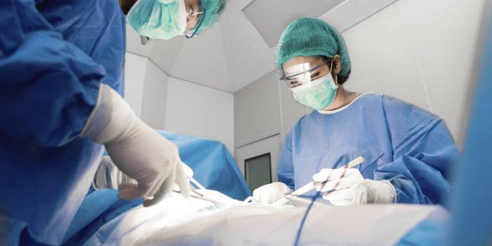 La inusual y peligrosa operación que salvó la vida de una niña que tenía una aguja de dentista en el cerebro