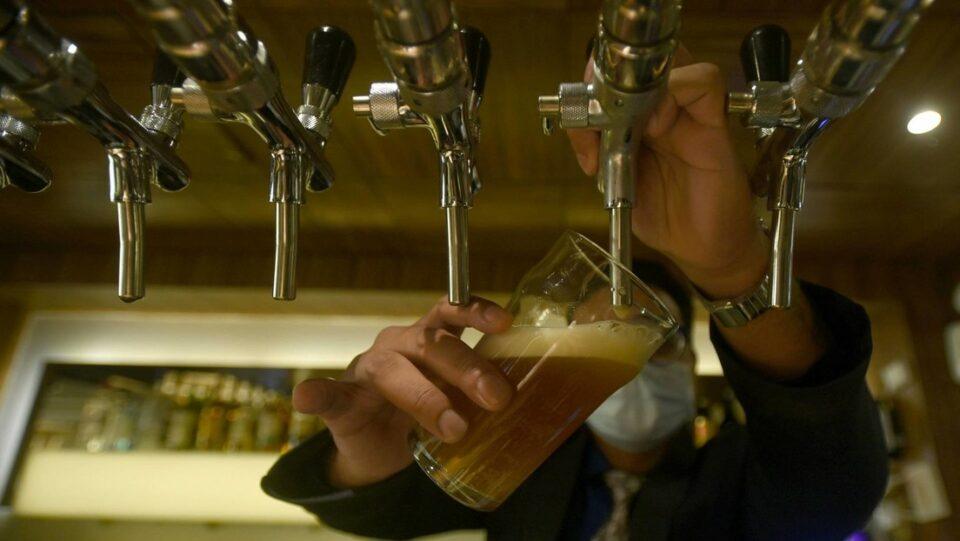 Una candidata al Parlamento indio promete a sus votantes licor importado gratis