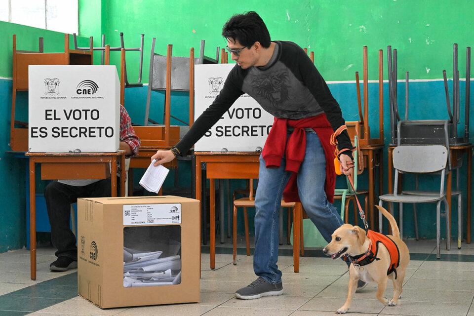 Ecuatorianos aprueban vía referendo la extradición con 72% de la votación