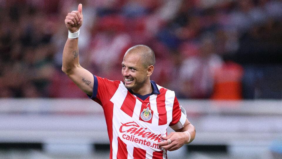 La emotiva reacción de una fan de 'Chicharito' que viajó más de 13.000 km para conocerlo