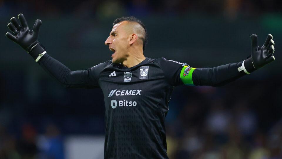 Suspenden a un portero por usar un láser en un partido de la liga mexicana