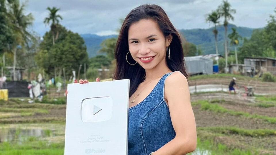 Despojan a reina de belleza de Malasia de su título por un video "salvaje"