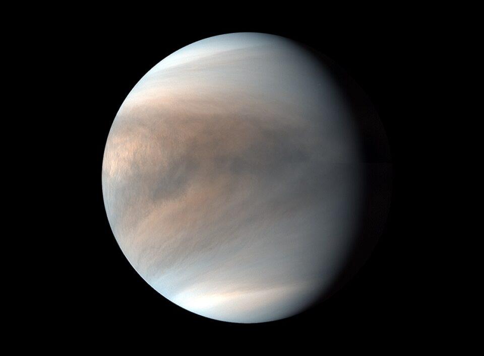 Científicos han observado recientemente que Venus, el planeta más cercano a la Tierra, está perdiendo átomos de carbono y oxígeno, un hallazgo que ayudaría a explicar su dramática evolución atmosférica. Esta revelación, publicada en la revista Nature Astronomy, proviene de datos recogidos por la misión BepiColombo, un proyecto conjunto entre la Agencia Espacial Europea (ESA) y la Agencia de Exploración Aeroespacial Japonesa (JAXA).