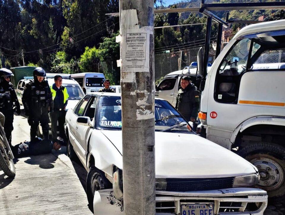 Persecución policial termina en choque contra poste: uno es capturado mientras otro escapa