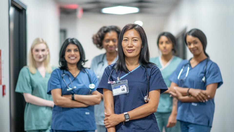 Estudio: La mortalidad de pacientes es menor cuando son atendidos por médicas